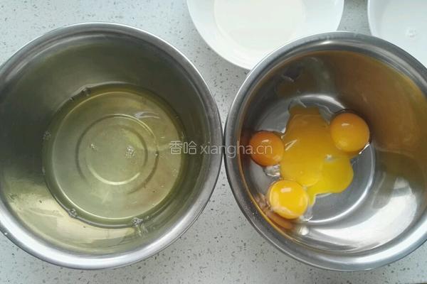 蓝莓戚风蛋糕卷的做法图解2