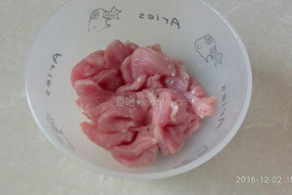 西兰花莲藕炒肉片的做法图解1