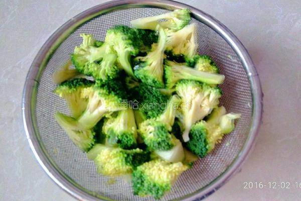 西兰花莲藕炒肉片的做法图解2