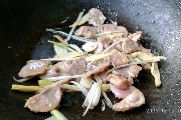 西兰花莲藕炒肉片的做法图解6