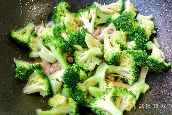 西兰花莲藕炒肉片的做法图解9