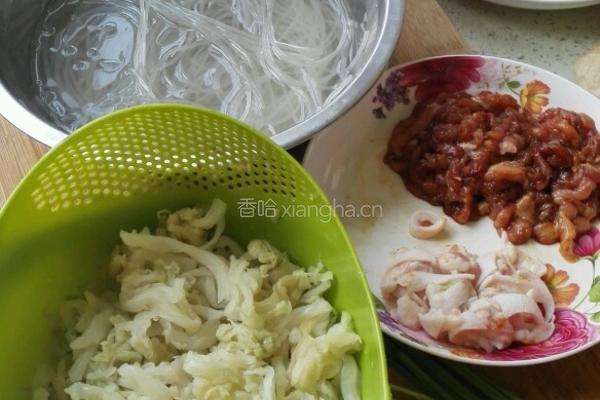 酸菜肉丝粉条汤的做法图解1