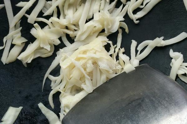 酸笋炒辣椒的做法图解2