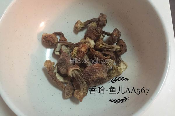 大骨头炖松茸的做法图解1