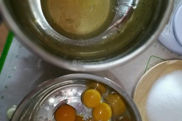 八寸草莓裸蛋糕的做法图解1