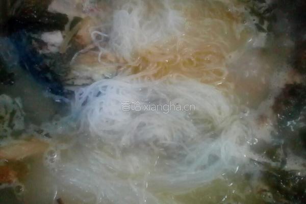 酸菜粉条炖鱼的做法图解11