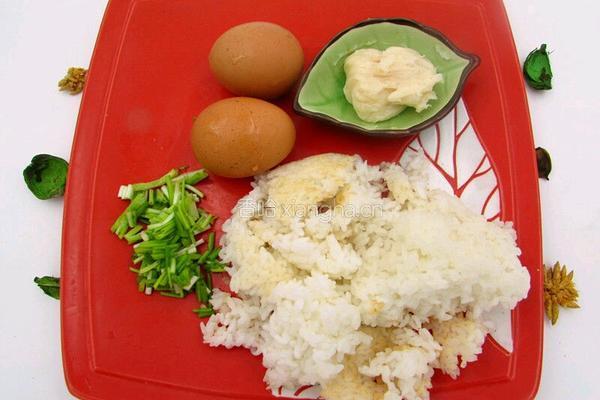老干妈猪油蛋炒饭的做法图解1
