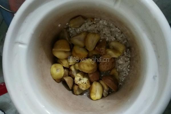 板栗粥的做法图解2