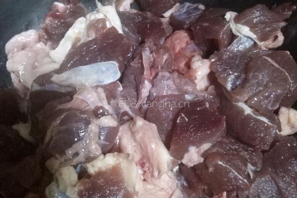 牛肉烧萝卜的做法图解1