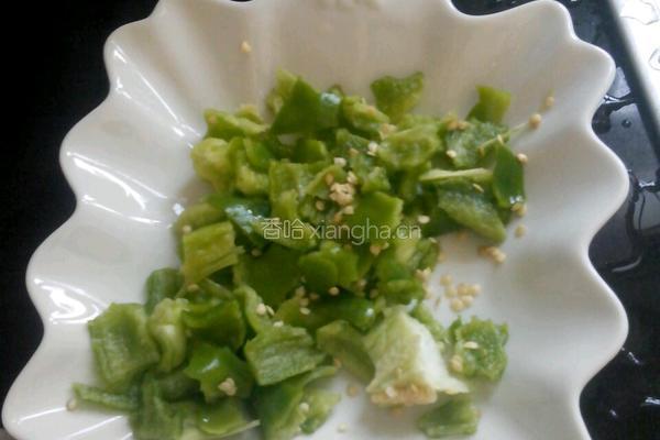青椒炒香菇的做法图解1