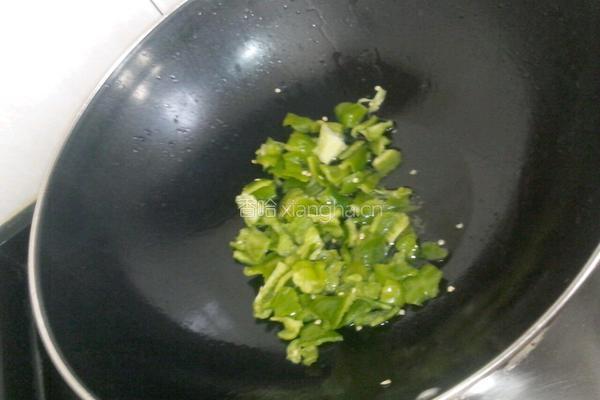 青椒炒香菇的做法图解4