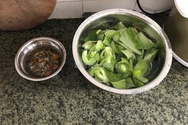烧猪骨淡菜芥菜粥的做法图解2