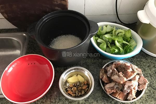 烧猪骨淡菜芥菜粥的做法图解4