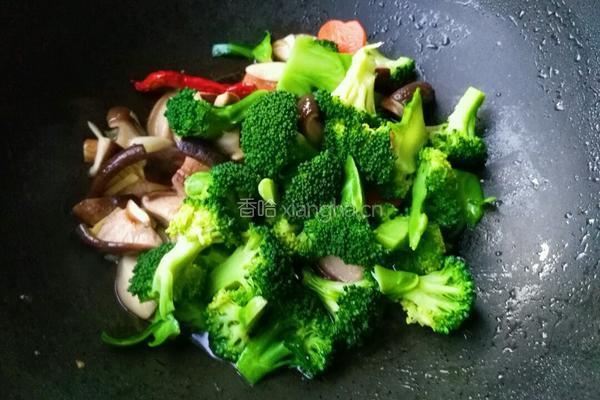 香菇炒西兰花的做法图解11
