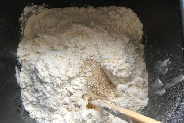 豆沙小面包的做法图解2