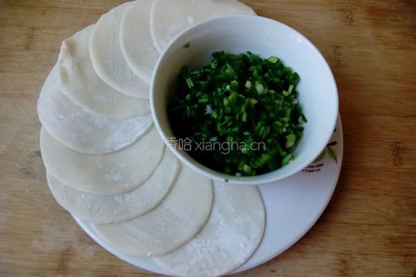 饺子皮葱油饼的做法图解1