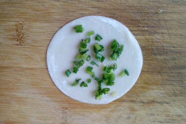 饺子皮葱油饼的做法图解3