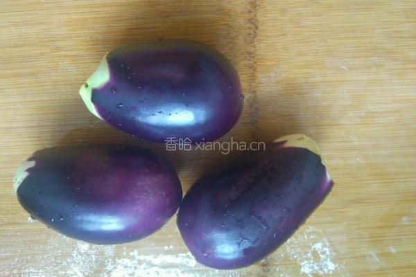 五花肉烧茄子的做法图解1