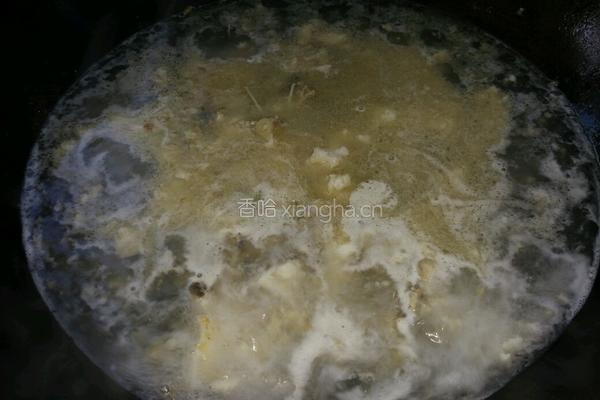 鱼汤宽粉面的做法图解1