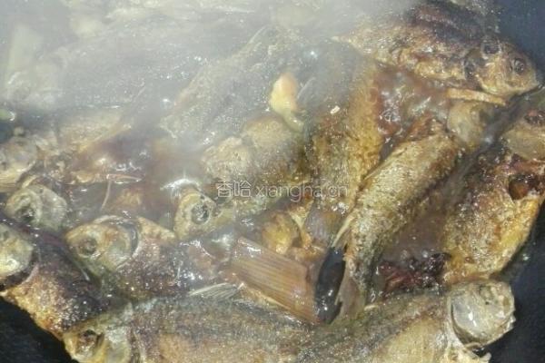酥闷小鲫鱼的做法图解6