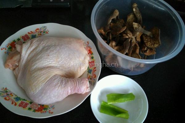 榛蘑炖鸡腿的做法图解1