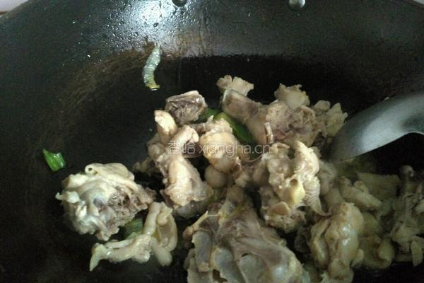 榛蘑炖鸡腿的做法图解7
