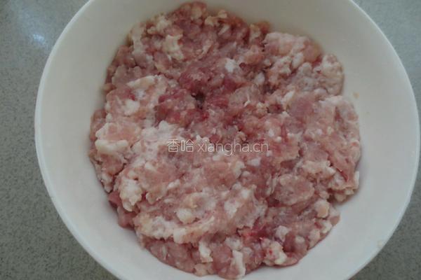 猪肉韭菜馅饺子的做法图解1