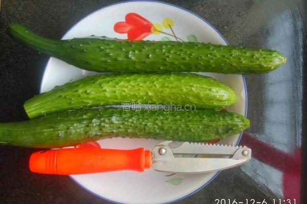 爽口黄瓜的做法图解1