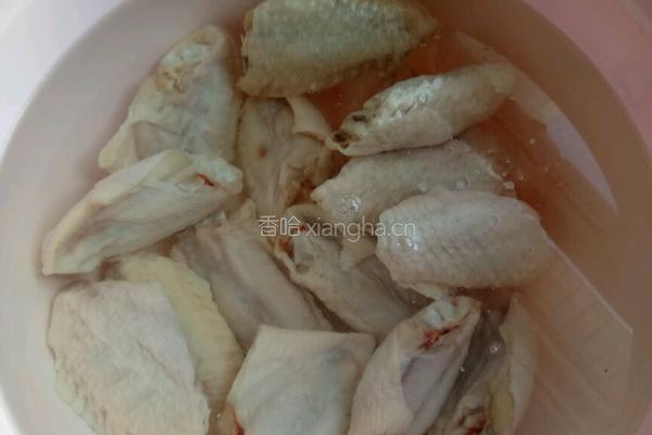 红烧鸡翅卤鸡蛋的做法图解1
