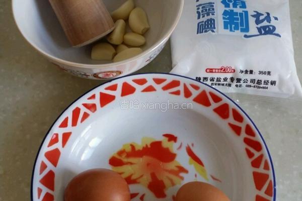 蒜泥鸡蛋的做法图解1