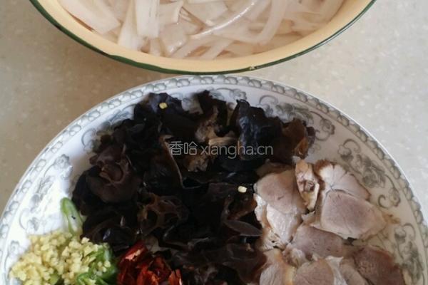 莲菜炒肉的做法图解1