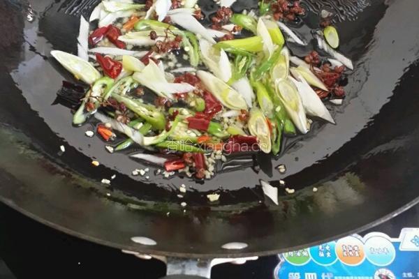 莲菜炒肉的做法图解2