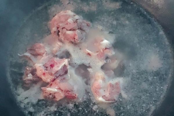 枸杞排骨炖海带结的做法图解1