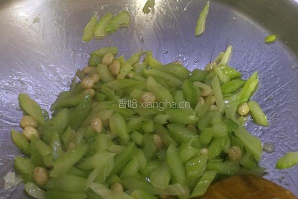 西芹花生的做法图解4