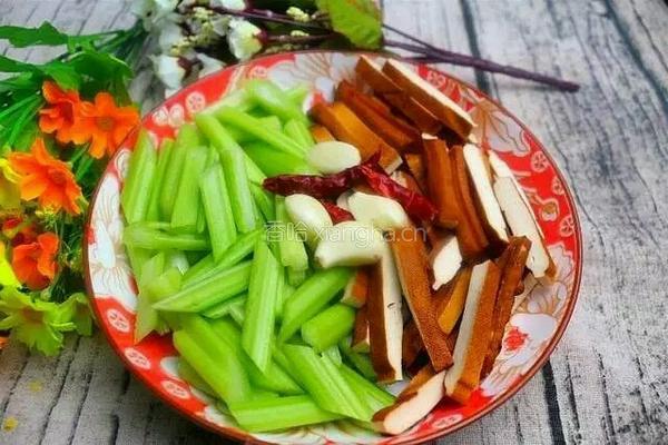 芹菜炒香干的做法图解1