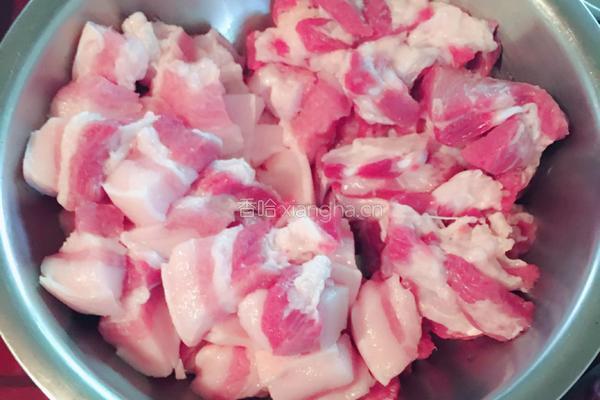 五花肉烧油豆腐的做法图解1