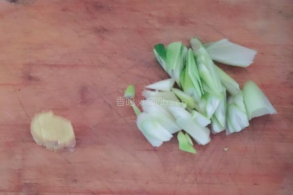 五花肉烧油豆腐的做法图解2