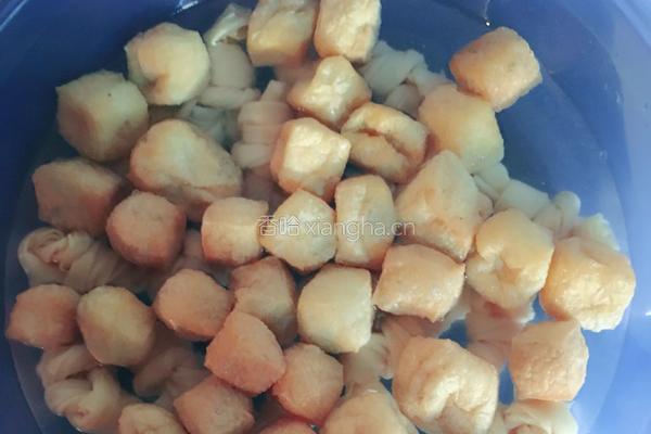 五花肉烧油豆腐的做法图解3