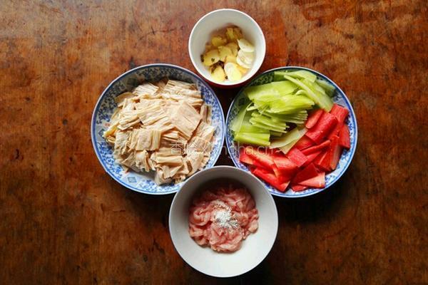 腐竹莴笋肉片的做法图解1