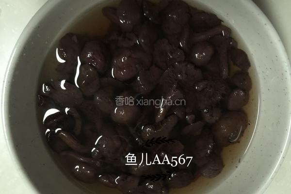 猪肉炖松伞蘑的做法图解2