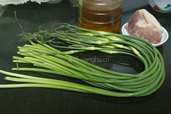 蒜苔炒肉片的做法图解1