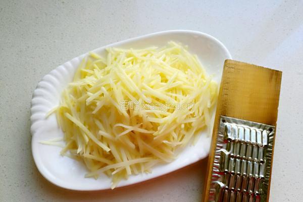 小芹菜炒土豆丝的做法图解2
