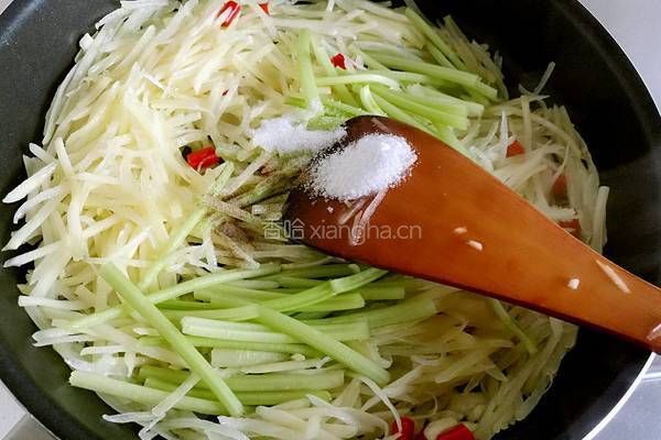 小芹菜炒土豆丝的做法图解7