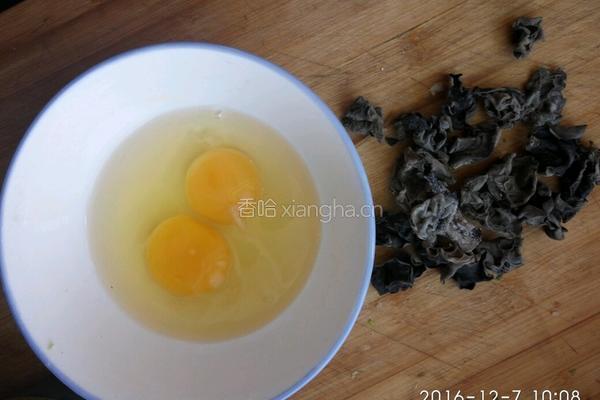 韭菜鸡蛋木耳饺子的做法图解2