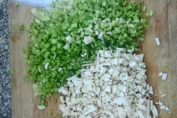 芹菜豆干包子的做法图解1
