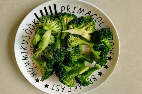西兰花炒肉片的做法图解1