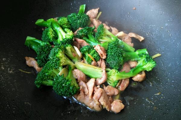 西兰花炒肉片的做法图解11