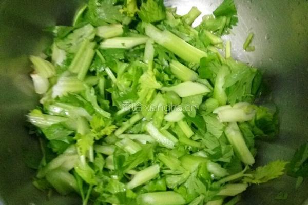 凉拌芹菜的做法图解1
