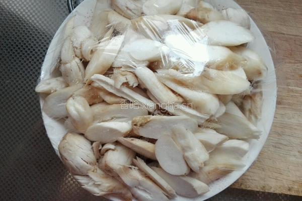 鸡腿菇烧腊肠的做法图解2