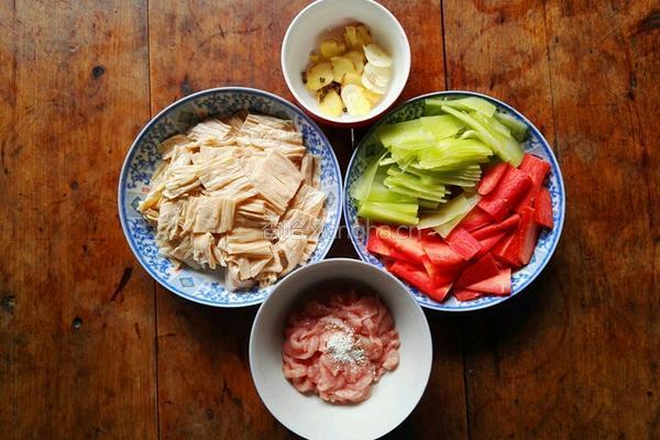 腐竹回锅肉的做法图解1
